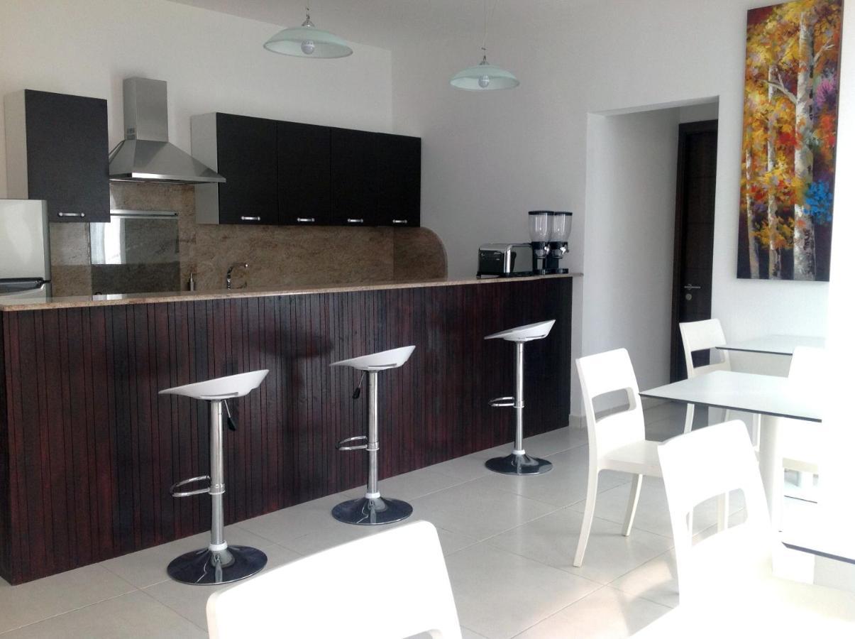 8Villa Saint Julian's Eksteriør bilde