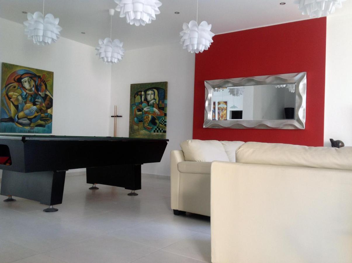 8Villa Saint Julian's Eksteriør bilde